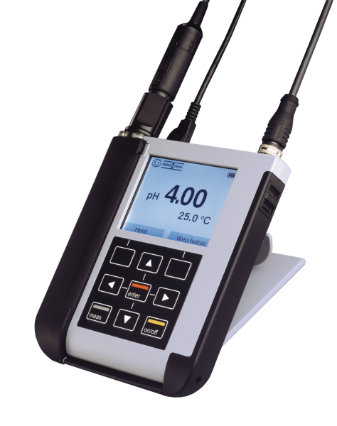 Portavo 907 zur Messung mit analogen pH-Sensoren oder Memosens-Sensoren für pH-Wert, Leitfähigkeit oder Sauerstoff, inkl. USB-Verbindungskabel.